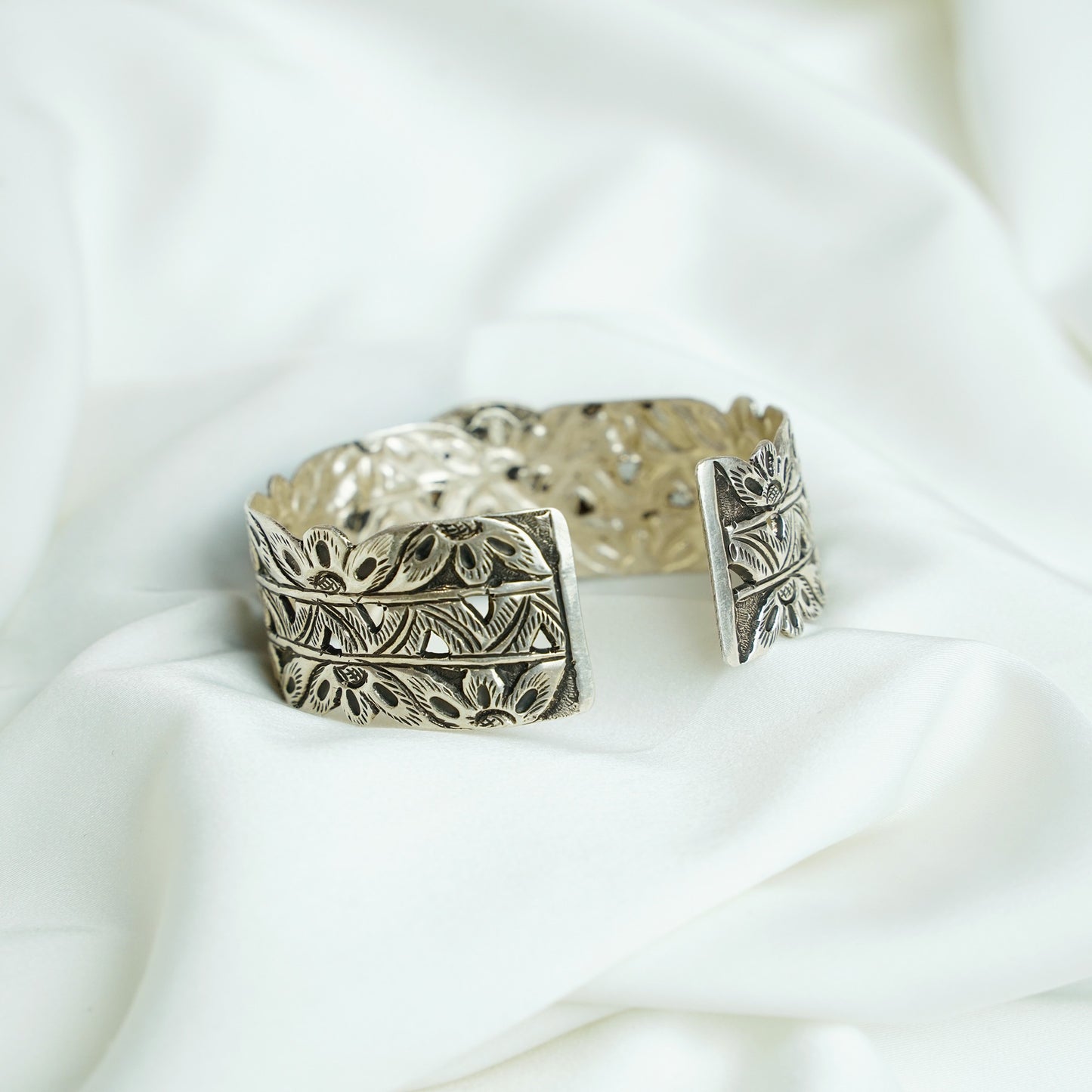 925 Silver Bangle| Anokhi Emerald Fusion Silver Openable Cuff